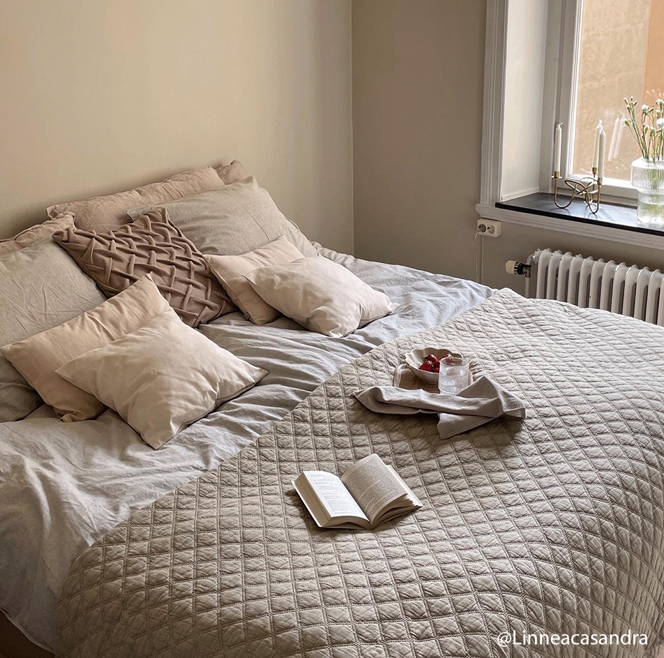 Beige bedspread in a bedroom